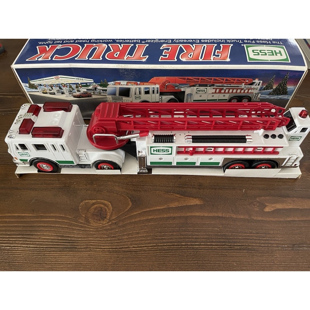 Hess Fire‎ Truck w/Heavy Duty Ladder-2000 Model-Battery Operated-New In Box